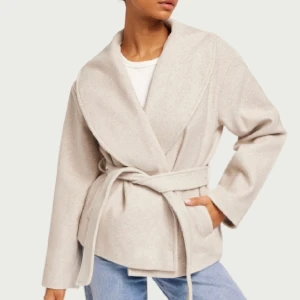 Vero Moda kappa - Säljer min jätte fina kappa för den kommer inte till så mkt användning just nu köpt under hösten o knappast använd jätte fint skick fortfarande (lånade bilder från deras hemsida) Mer bilder skriv då. 👍 