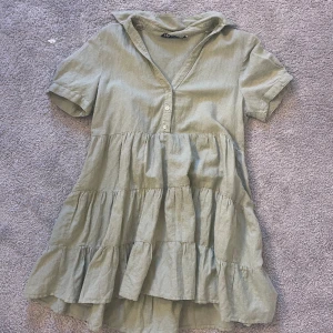 Grön Zara klänning  - Säljer för den har blivit för kort för mig :( || Jag är 172 lång men skulle passa en som är ungefär ca 155-165,  klänningen är i storlek S!!! Den är använd fåtal ggr!  Bra skick, kan skicka fler bilder om du är intresserad! || Priset kan diskuteras 