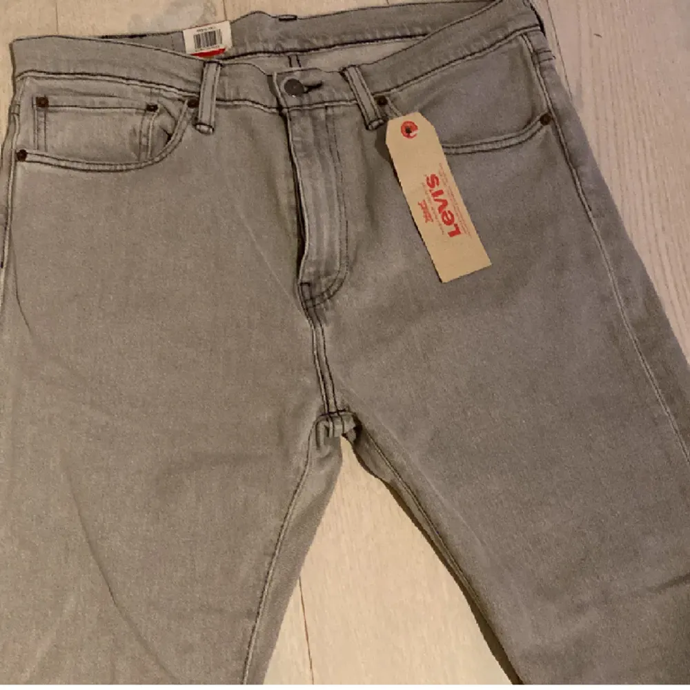 Gråa Levis jeans. Jeans & Byxor.