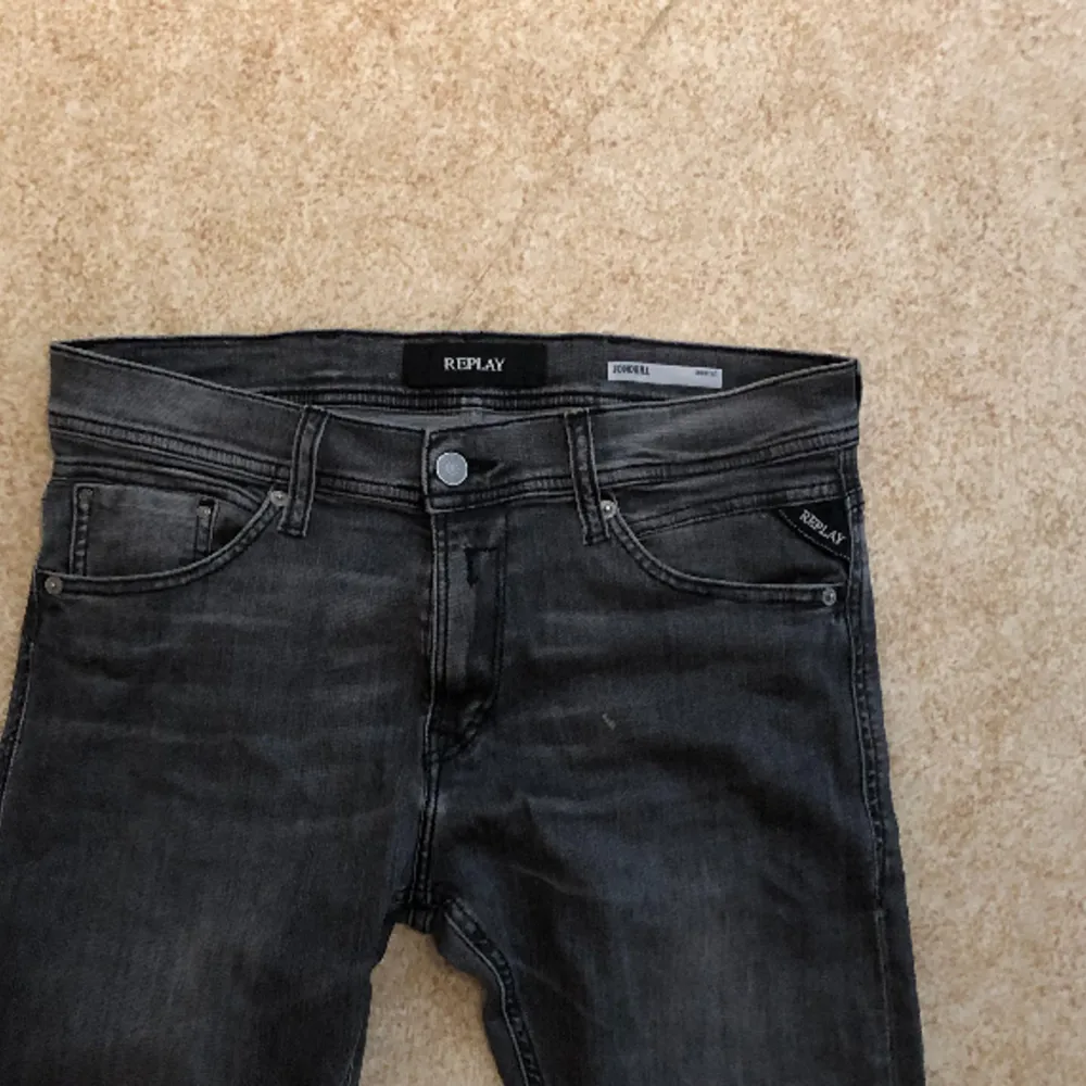 Stilrena och fräscha Replay jeans i passform slim/skinny. Skick 9/10, väldigt bra skick inga defekter. Nypris: 899 kr, Hör av er vid frågor eller funderingar! . Jeans & Byxor.