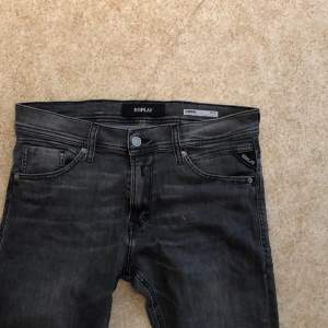 Stilrena och fräscha Replay jeans i passform slim/skinny. Skick 9/10, väldigt bra skick inga defekter. Nypris: 899 kr, Hör av er vid frågor eller funderingar! 