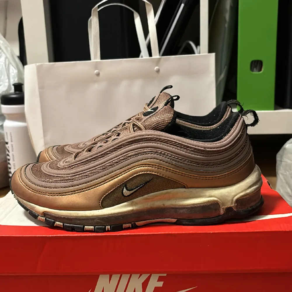 Nike air Max 97 Desert dust storlek 42. Använda men i gott skick. Låda medföljer!. Skor.