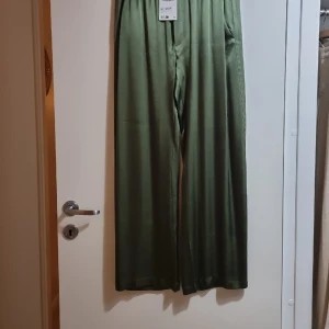 Komplett - Ett helt oanvänd komplett.  Byxan i storlek xs ( passar till en som har s och m )  Blus i storlek  s ( passar både till en som har xs å en som har m ) 