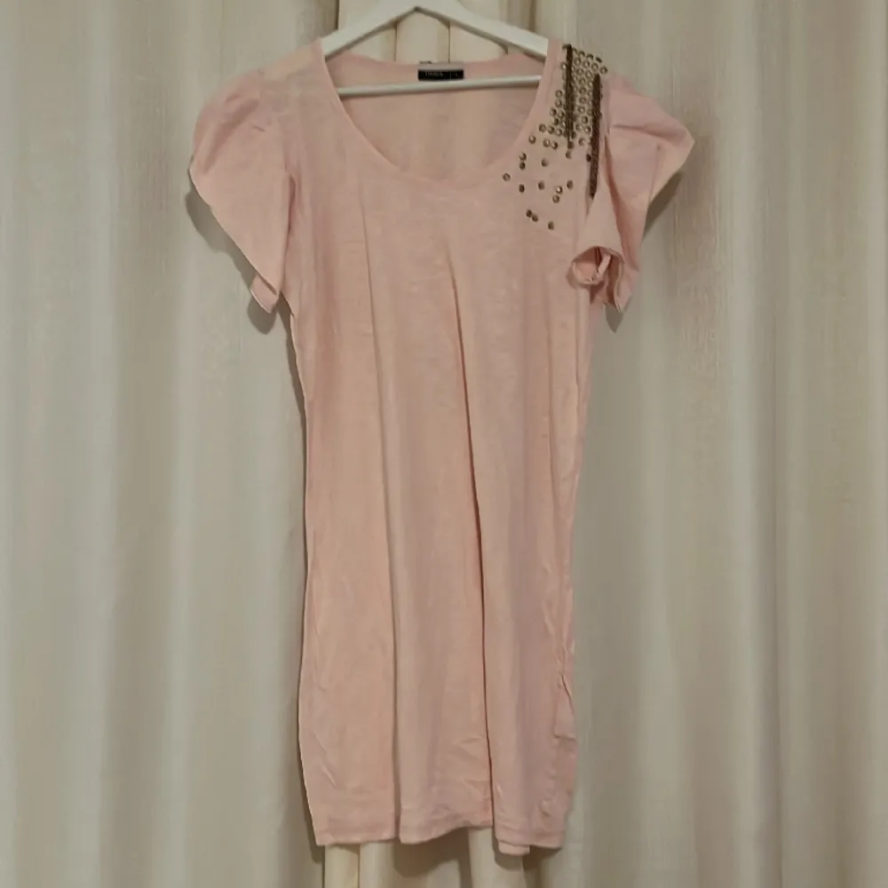Säljer denna jätte fina glittriga rosa volang T-shirt klänning med coola detaljer vid axeln. Den är perfekt till massa tillfällen, pris går att diskuteras. Kan mötas vid diskuteras plats ❣️. Mekot.