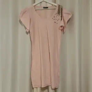 Säljer denna jätte fina glittriga rosa volang T-shirt klänning med coola detaljer vid axeln. Den är perfekt till massa tillfällen, pris går att diskuteras. Kan mötas vid diskuteras plats ❣️