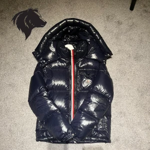 Moncler Montbeliarden  - Säljer denna sjukt sjukt snygga Moncler Montbeliarden i stl 2/S❗️ Sjukt fin jacka på 9/10 cond🍾🍾 Självklart äkta 🤩 Pm för frågor ✅