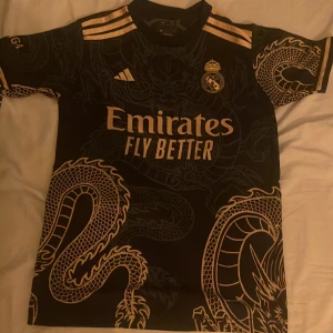 Real Madrid Jersey Custom - Har knappt använt den, den e helt ny. STORLEKEN ÄR 164 men den passar också på folk som har storlek XS. Vid intresse kontakta mig👍