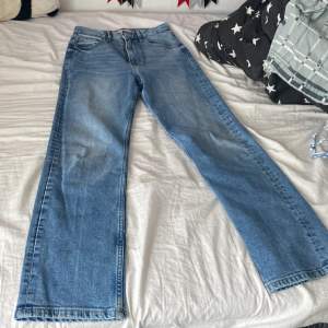 Jätte fina basic jeans blåa. Dem är inte använda storlek 34 hör av dig innan du köper 🪩❣️priset kan diskuteras. Dem kostade 350 när jag köpte dem 🥰