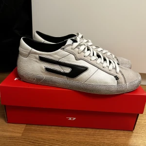 Diesel skor - Säljer diesel skor storlek 44. Har bara använts ett fåtal gånger och är i ett mycket bra skick! 