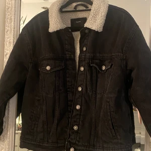 Jeansjacka med fodring  - Kommer aldrig till användning då jag redan har en liknande 