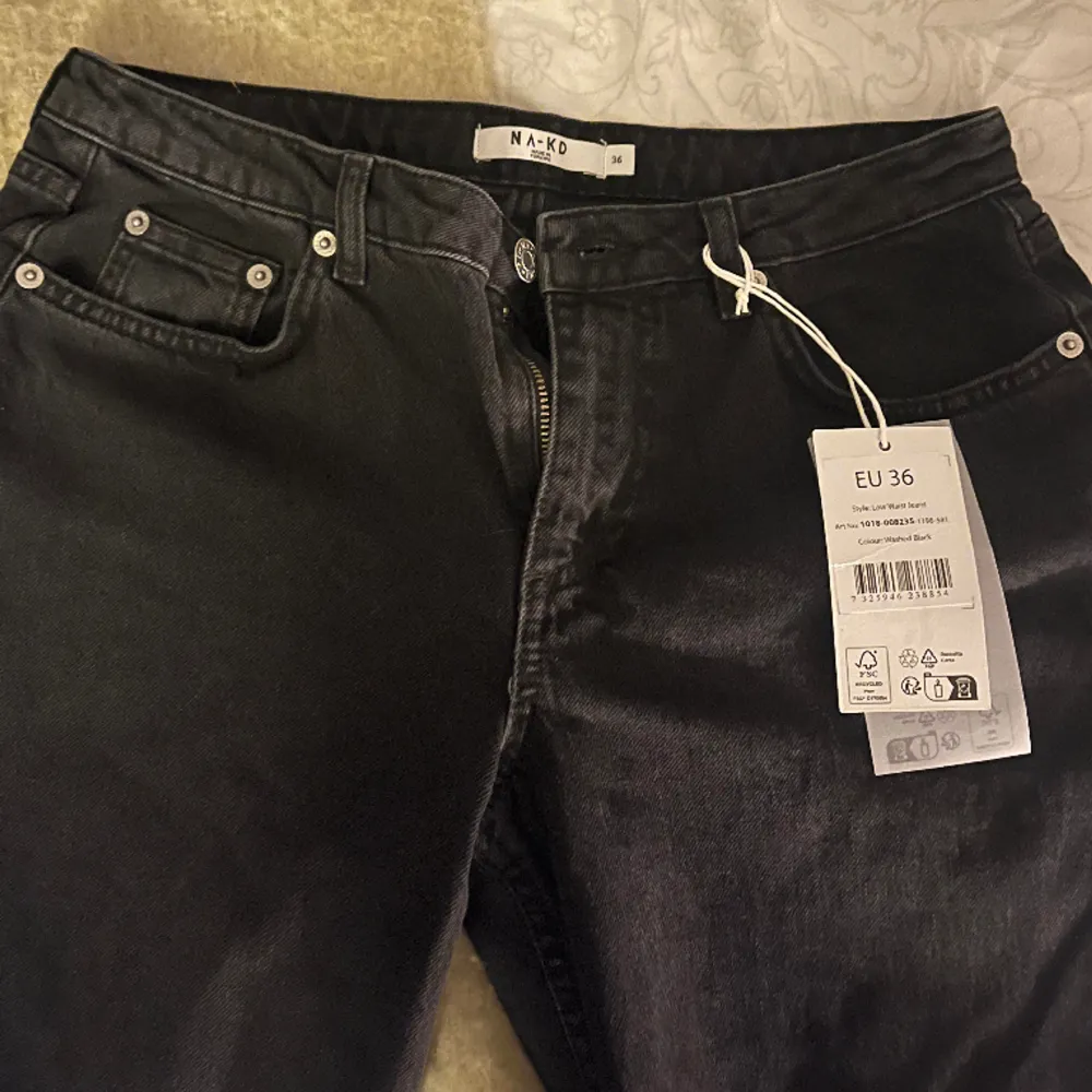 Populära jeans från NA-KD som är helt nya med prislappen kvar, säljer pga råkade beställa två par.(köpte för 699kr). Jeans & Byxor.