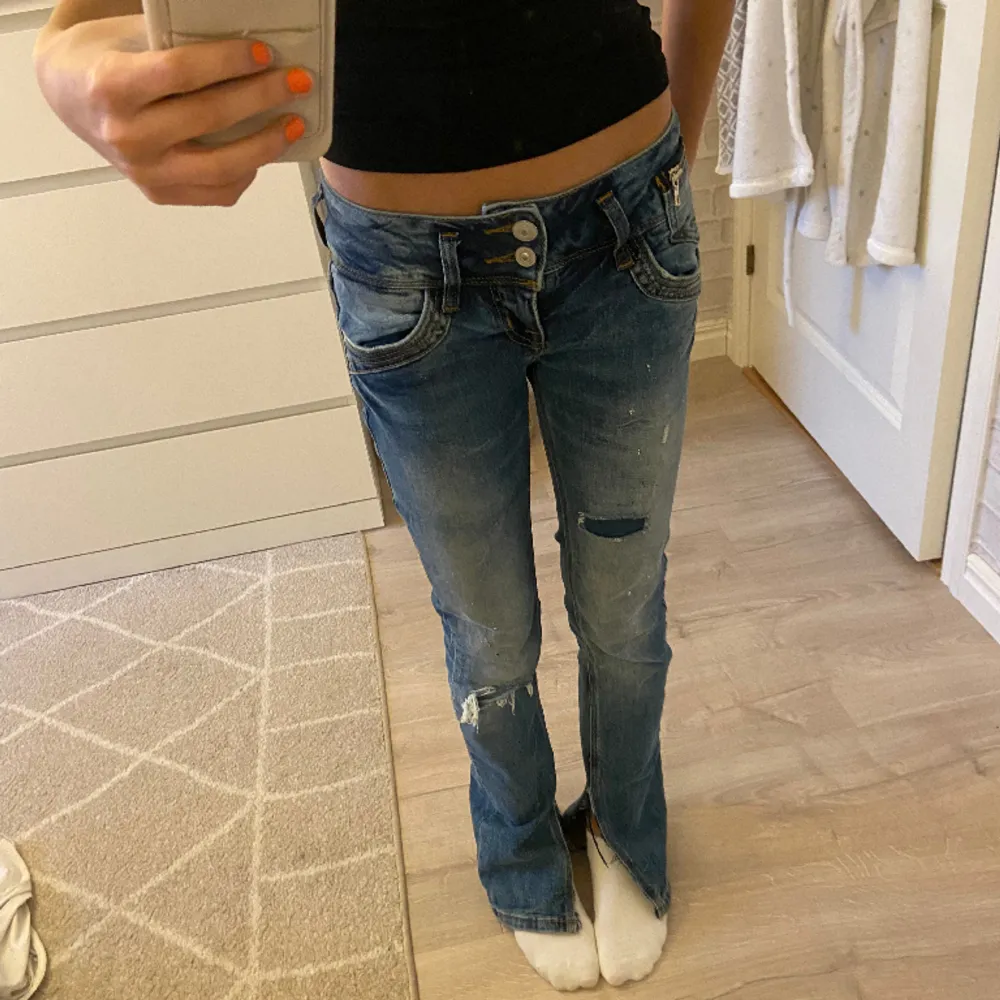 Ltb jeans i storlek 24/30 Har klippt en slit nertill . Jeans & Byxor.