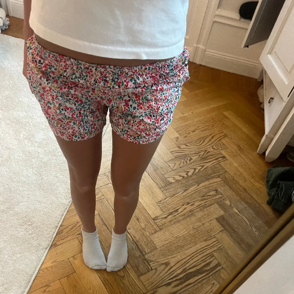 blommönstrade shorts från Jacadi  Köpta i New York  Perfekt skick  Storlek xs. Shorts.