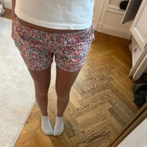blommönstrade shorts från Jacadi  Köpta i New York  Perfekt skick  Storlek xs