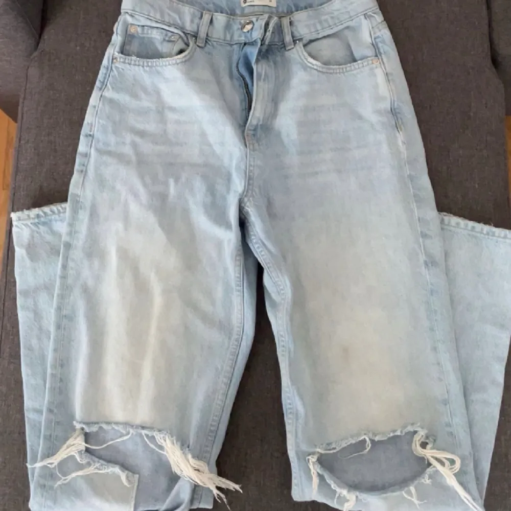 Säker ett par jeans med hål vid knäna från ginatrico. Använda ett par gånger men i bra sicka.  Köparen står för frakten! . Jeans & Byxor.
