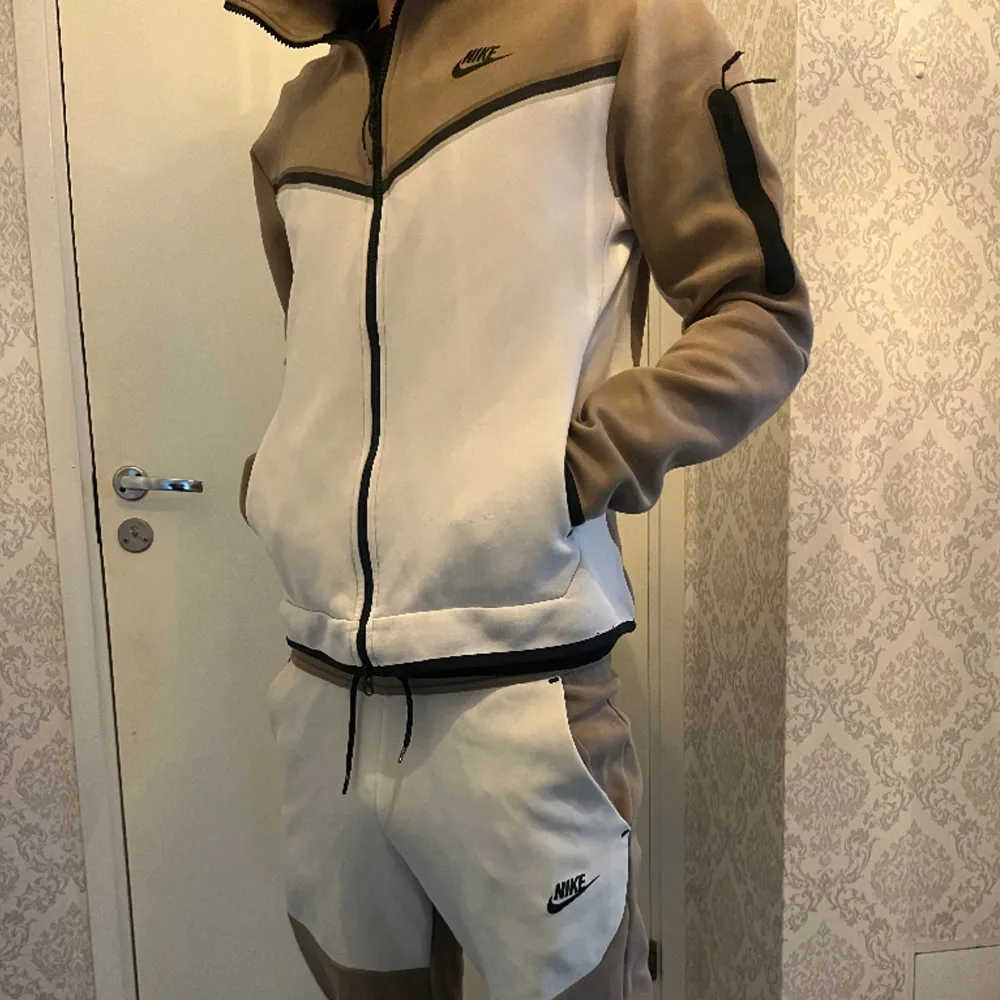 Nike tracksuit i väldigt bra skick storlek M. Hoodies.