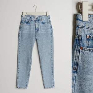 Comfy mom jeans från Gina Tricot (petite) så passar lite kortare tjejer❤️ Storlek 32/XXS. Aldrig använda!! Hör av er vid frågor etc❤️