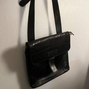 super fin vintage svart läderväska gjord i italien, äkta läder, bra kvalité 🥰