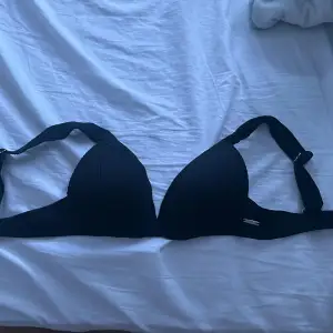 En väldigt fin svart bikini topp med kupa inte använd!💗