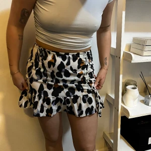 Leopard kjol  - Superfin kjol som är justerbar vid knytet. Inte använd på länge med i super bra skick. 