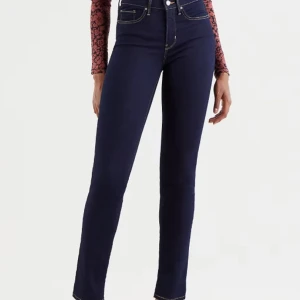 Levi’s jeans - Ny med prislapp, oanvänd. Mid waist slim jeans.  Säljer för att jag köpte i fel storlek.