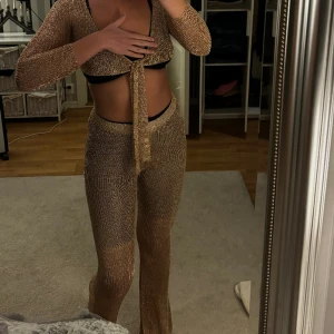 Glitter set - Jättesnyggt glitter set ifrån Sorelle UK i storleken S💛😍 säljer hela setet för 400 kr