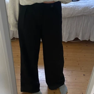Kostymbyxor - Jätte snygga vida och lågmidjade kostymbyxor, väldigt bra skick och inte använda så mycket.💕😊