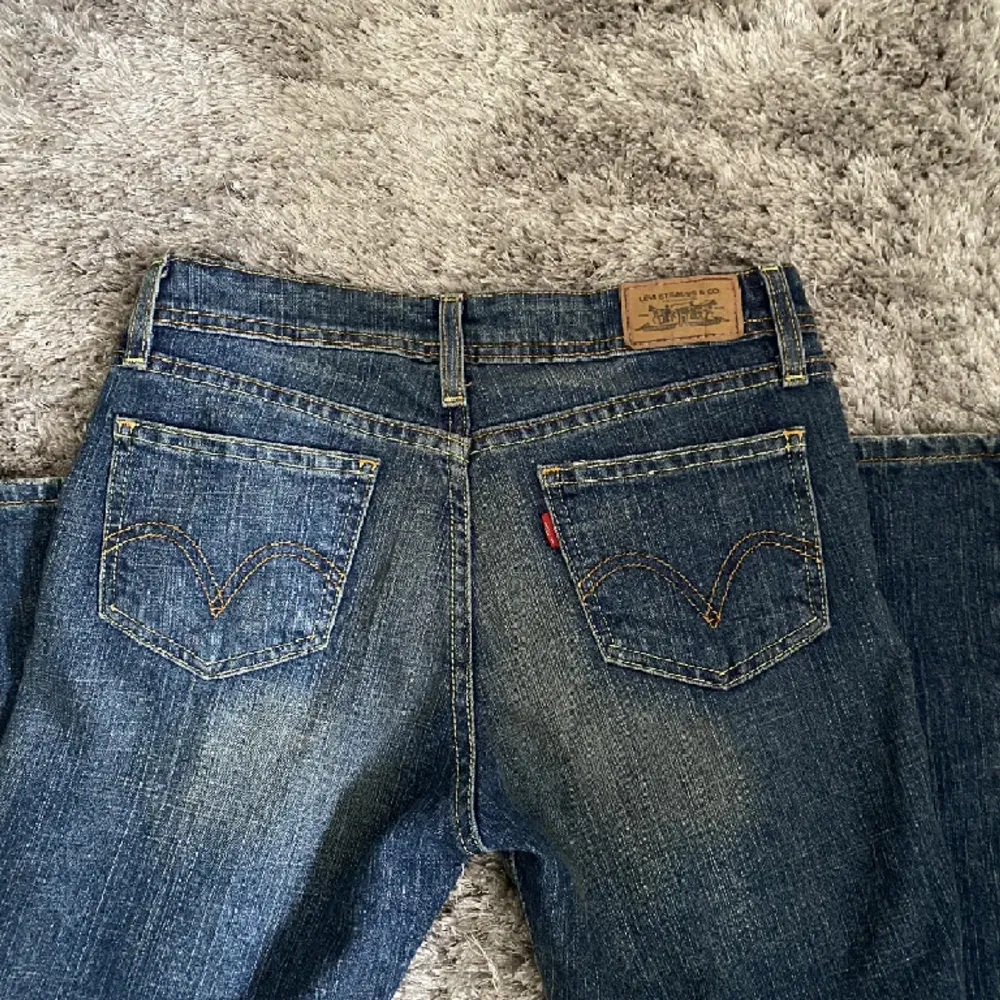 Low waist bootcut jeans från Levis. Köpte dem hår på Plick då dem inte säljs längre. Men tyvär för små för mig så säljer vidare  Övermidjemått: 38 cm innerbenslängd: 85. Osäker på mått osv så skriv om ni undrar något🩷. Jeans & Byxor.