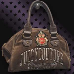 Juicy Couture vintage Väska I mycket bra skick. Kontakta och fråga gärna vid intresse. Bättre bilder går att fixas. Pris går att diskuteras💗