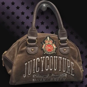 Äkta Rare Juicy Couture Väska - Juicy Couture vintage Väska I mycket bra skick. Kontakta och fråga gärna vid intresse. Bättre bilder går att fixas. Pris går att diskuteras💗