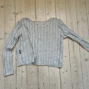 Stickad tröja - Fin stickad topp som är köpt second hand men lappen är bortklippt✨✨ skriv ifall du har frågor❤️‍🔥