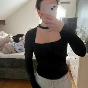 Svart topp från nakd  - Superskön topp som sitter väldigt fint på, bra skick!!!🥰🥰
