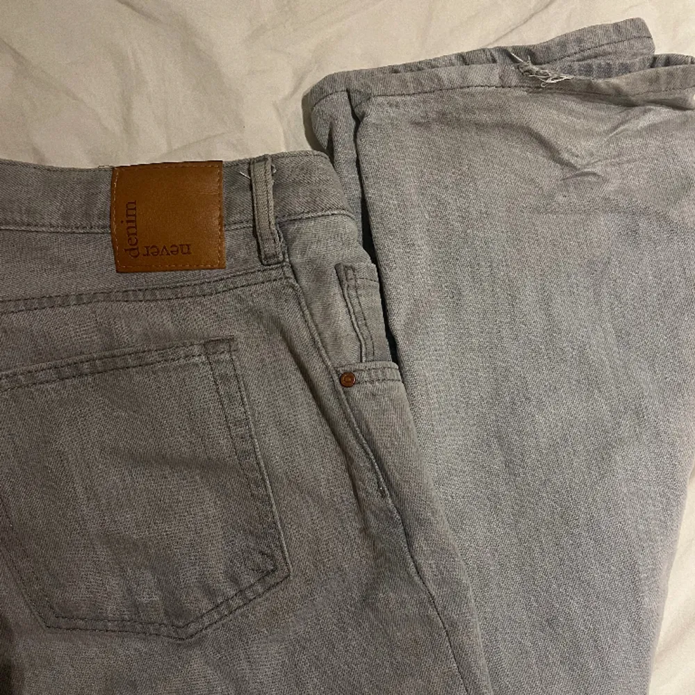 Säljer mina jeans i modellen ”Low straight” från märkets never denim. Storlek W29 L32💗 Dom är i fint skick förutom att dom har rivits upp lite längst ner på höger ben.  Har ni mer frågor eller vill ha mer bilder är det bara att skriva till mig! . Jeans & Byxor.