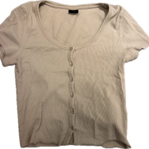 Söt topp - Söt topp från Gina Tricot. Använd några fåtal gånger och köptes för flera år sedan.