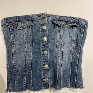 Jeans korsett - Så trendig korsett från zara! I strl m men hade nog passat s. Går inte att få tag på längre!! Den är i nyskick oxh har använts 2 ggr.