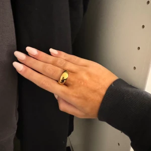 Rostfri ring💞💞 - En rund guld ring i rostfritt stål🙌🏻💞💞storlek ca 17