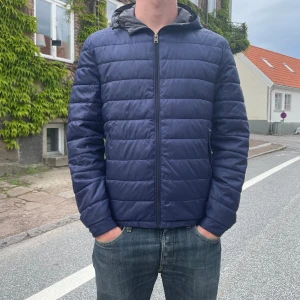 Massimo Dutti jacka - Trevlig Massimo Dutti vår jacka i fint skick med två små defekter som knappt märks. Jackan går att vända ut och in för olika styles och färger. Mycket mer bilder finns om det önskas. Om du har någon fråga är det bara att hoppa DM. Mvh Stilkontoret