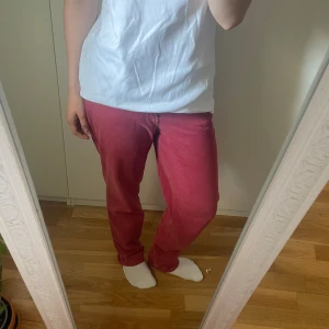 röda jeans - coola röda jeans som är 28 inches i midjan och 30 i längden.💃🏼💃🏼