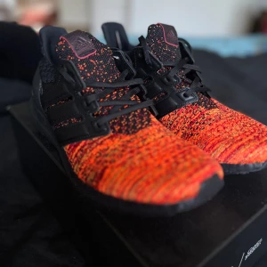 Adidas x Game of Thrones Ultra Boost - Samarbete mellan Adidas och Game of Thrones med temat Targaryen Dragons. Limited edition som släpptes 2019 och såldes då för 200 dollar, nu säljs dem för omkring 1600 till 3500 kronor på StockX.  Helt oanvända och kommer med originallåda.