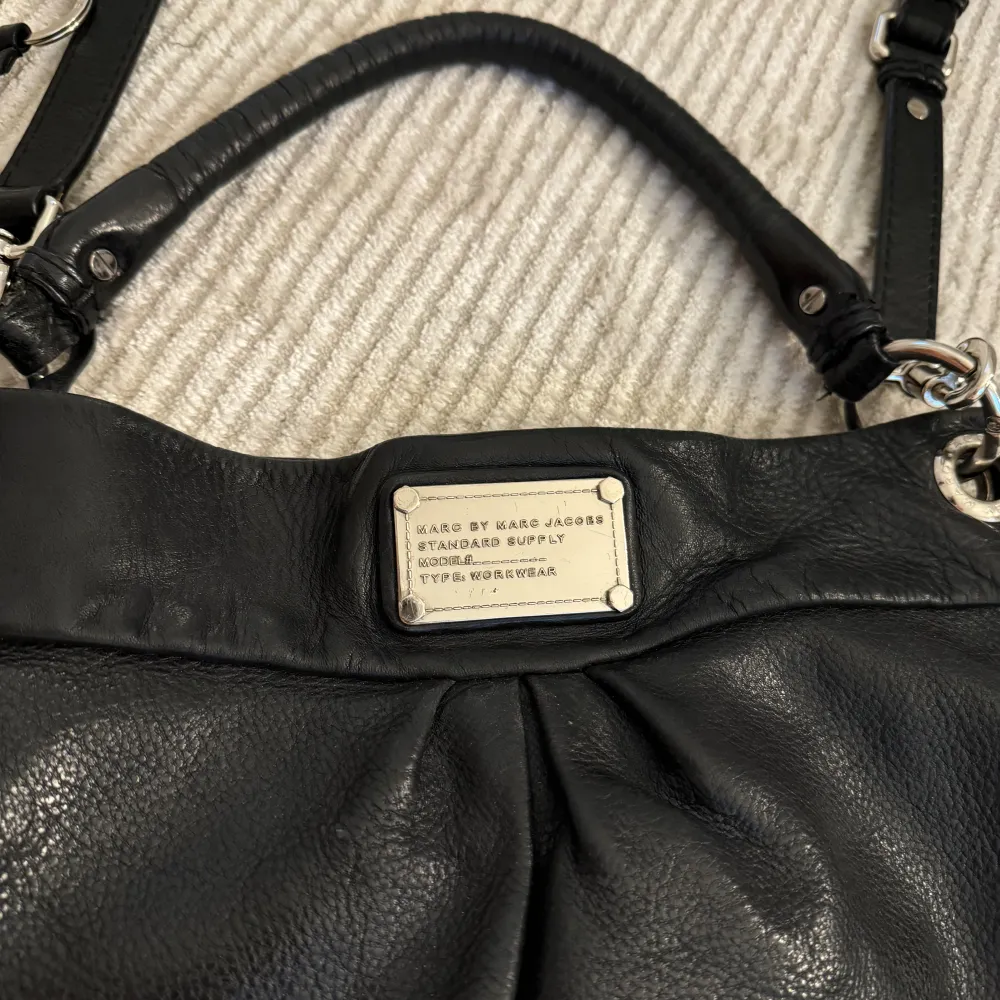Så snygg svart väska från Marc Jacobs med silver detaljer🌟passar till allt! I toppen skick. Väskor.