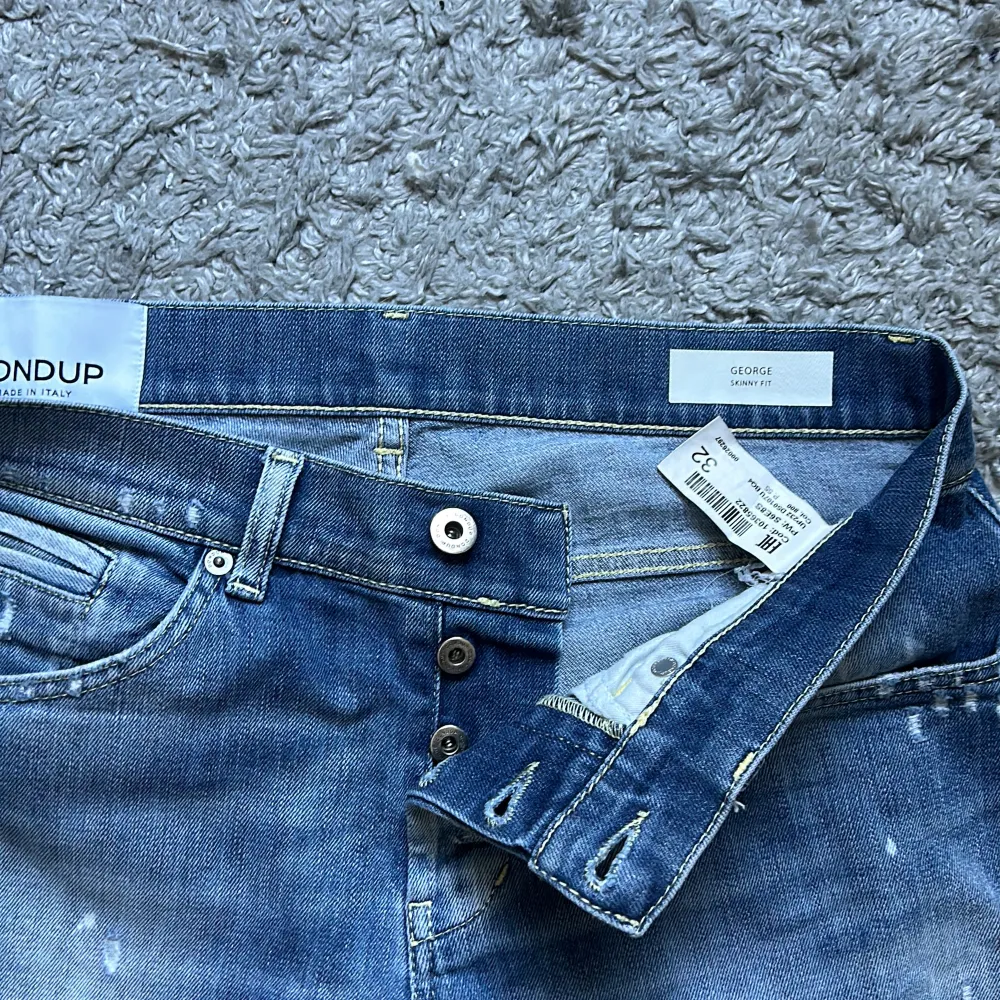Ett par feta Dondup George jeans med slitningar i storlek 32  😁 Kom pm för fler bilder eller frågor | skick 10/10 inga konstigheter | pris kan diskuteras | 🔥. Jeans & Byxor.