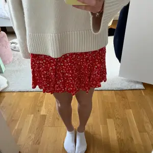 Jättesöt röd blommig kjol från zara. Kjolen har inbyggda shorts och är i storlek S🤍 mycket bra skick! (Bilderna är lånade) skicka för fler bilder 