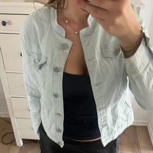 Randig jeansjacka  - Jag säljer en jättesöt randig jeansjacka. Jackan är i fint sick utan syndliga defekter. Jeansjackan är lite mindre i storleken och är ganska kort😇😇