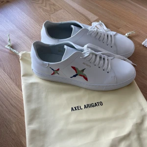Axel Arigato skor  - Storlek: 42  Helt nya Axel arigato skor, säljes pga försent att skicka tillbaka Köparen står för frakt 