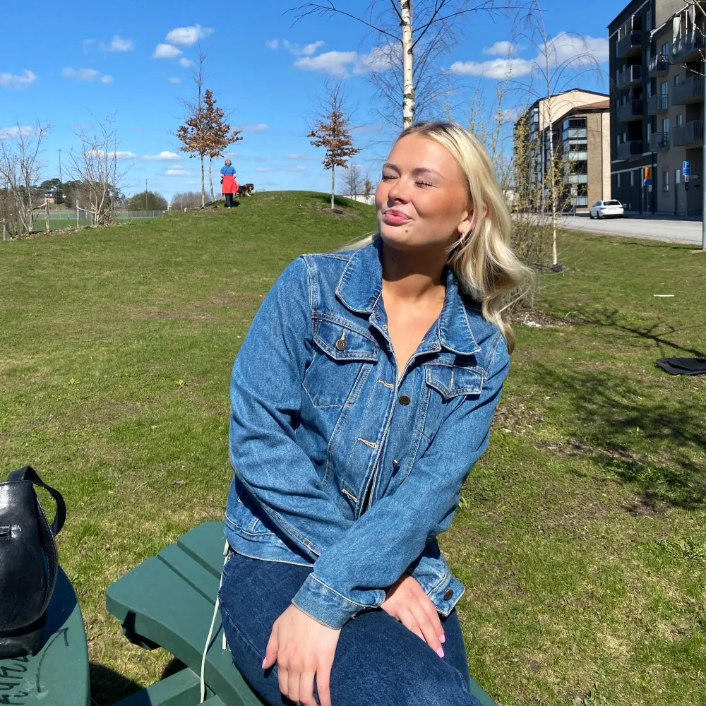Jättebra skick jeansjacka från forever 21. Takit.