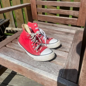 Röda Converse - Converse med så fin röd färg! Har använt få gånger så i bra skick!! Lite färg på smörerna ifrån höljerna men går lätt att tvätta eller byta ut 💕💕