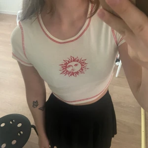 T-shirt - Magtröja från H&M i storlek xs. Slutar vid naveln. Är i mycket bra skick. 