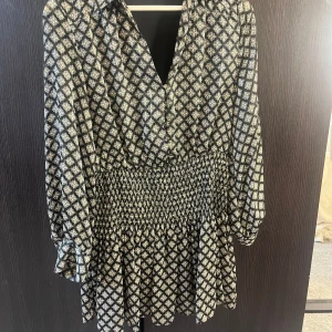 Zara klänning - Säljer denna superfina klänning från zara, nästan aldrig använd!