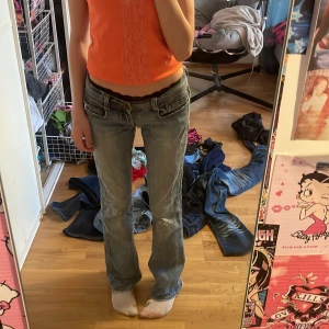 Y2k jeans  -  skitsnygga Jeans som inte kommer till användning längre och det har hål i skrevet  men inget man tänker på vilket syns på de två första bilderna men därav nedsatt pris❤️