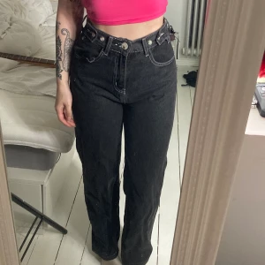 högmidjade jeans med vida ben - oanvända, justerbar midja! 